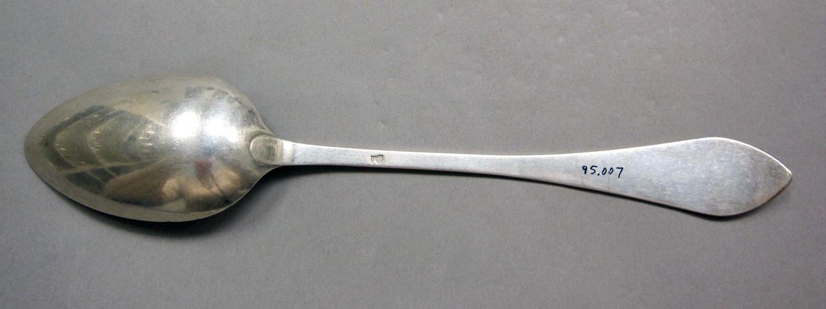 1998.0004.3920 Silver spoon underside