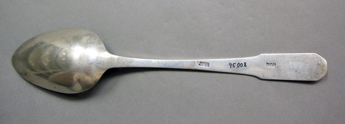 1998.0004.3921 Silver spoon underside