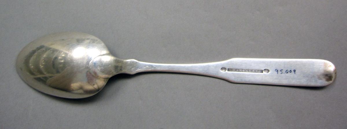 1998.0004.3922 Silver spoon underside