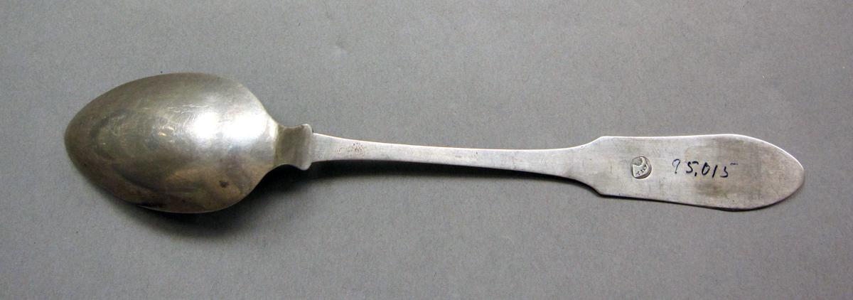 1998.0004.3928 Silver spoon underside