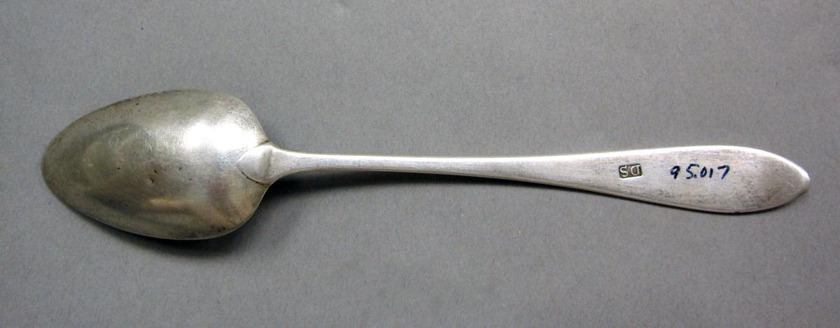 1998.0004.3930.001 Silver spoon underside