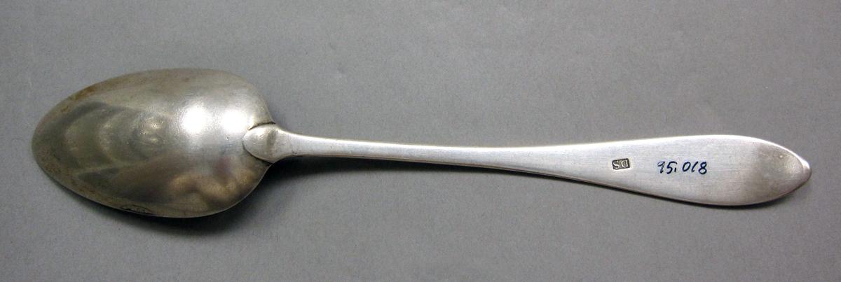 1998.0004.3931 Silver spoon underside