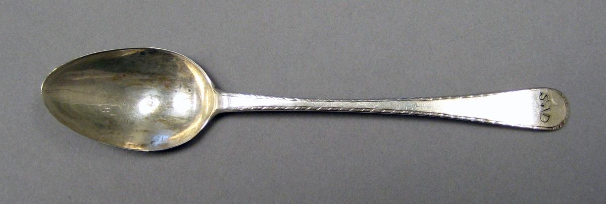 1998.0004.3972 Silver spoon upper surface