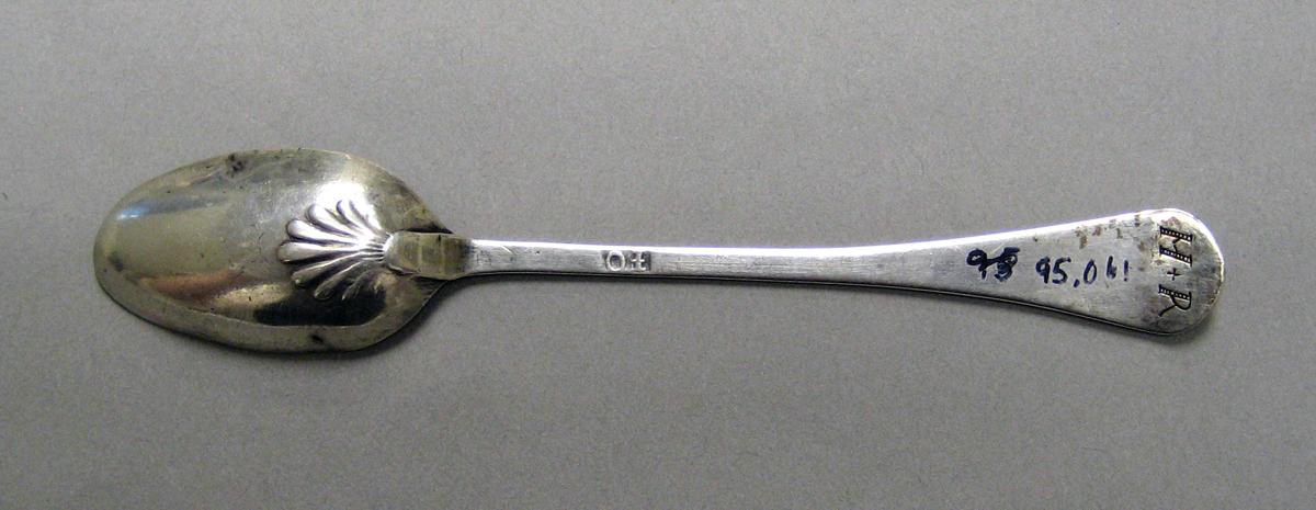 1998.0004.3973 Silver spoon underside