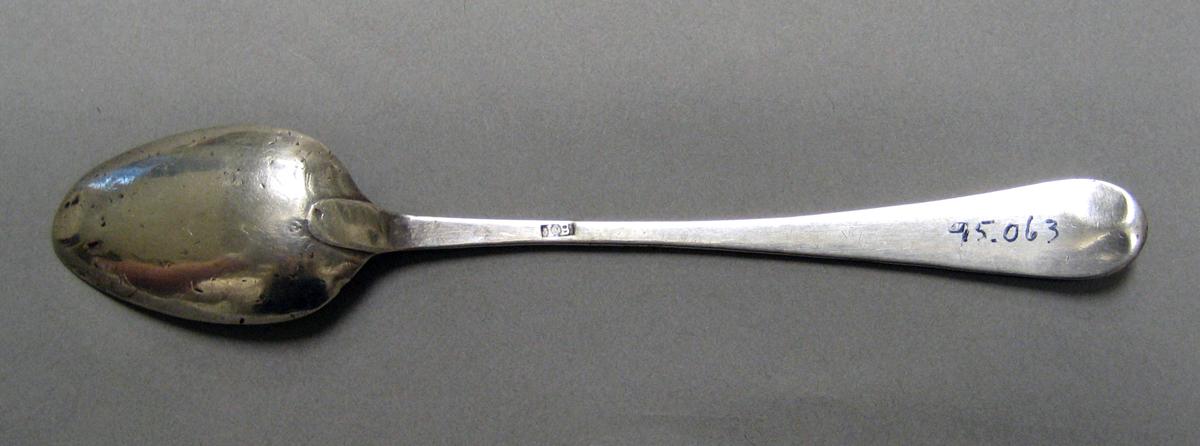 1998.0004.3975 Silver spoon underside
