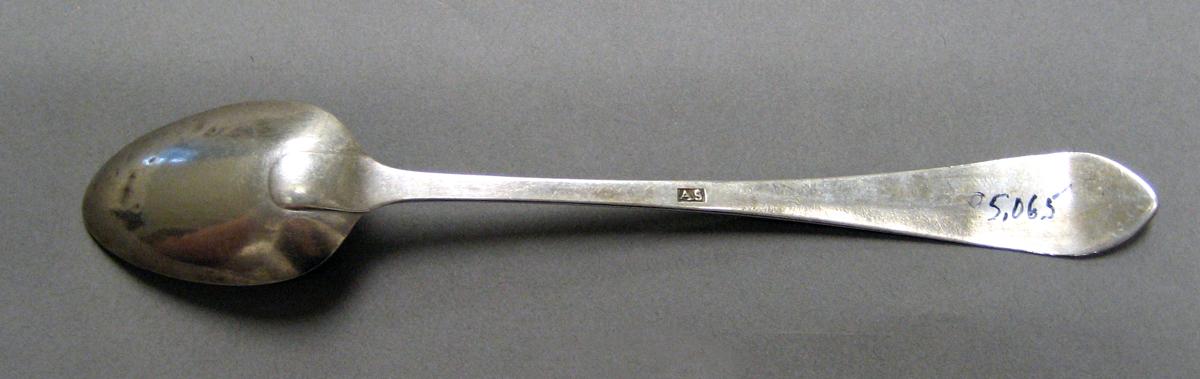 1998.0004.3977.001 Silver spoon underside