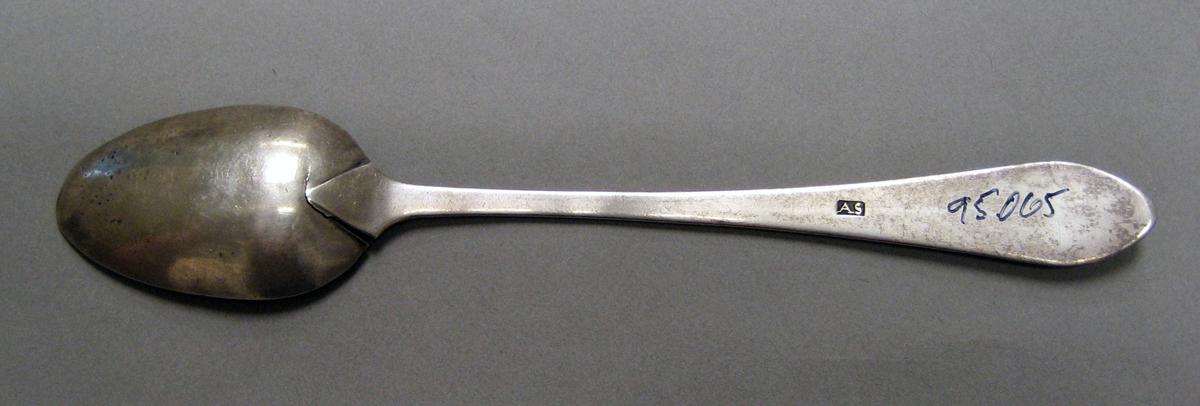 1998.0004.3977.002 Silver spoon underside