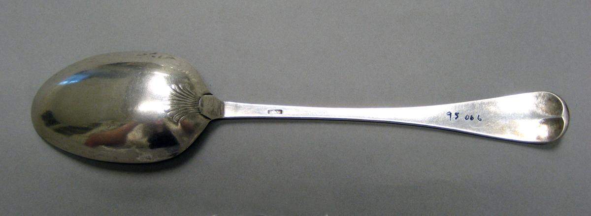 1998.0004.3978 Silver spoon underside