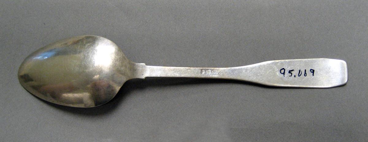 1998.0004.3981 Silver spoon underside