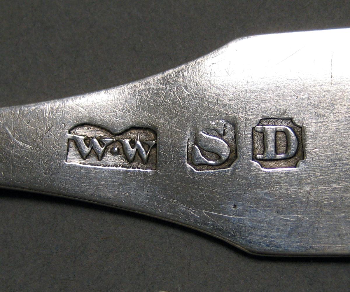 1998.0004.3985 Silver spoon mark
