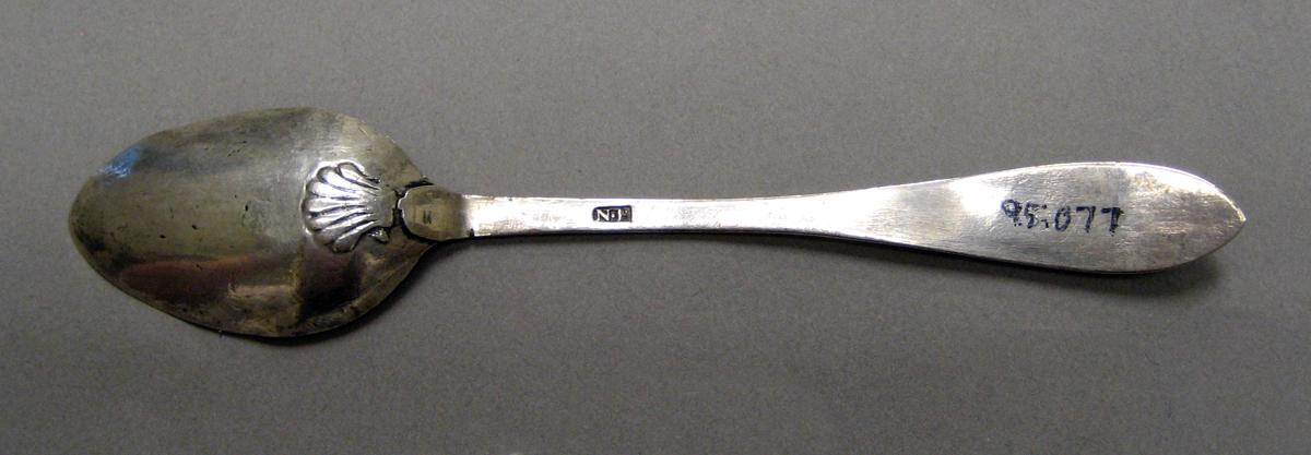 1998.0004.3989 Silver spoon underside