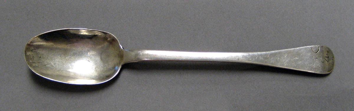 1998.0004.3990 Silver spoon upper surface