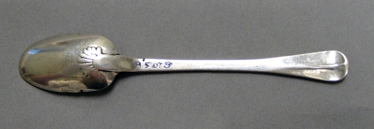 1998.0004.3990 Silver spoon underside