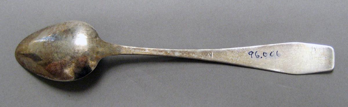 1998.0004.3998 Silver Spoon underside