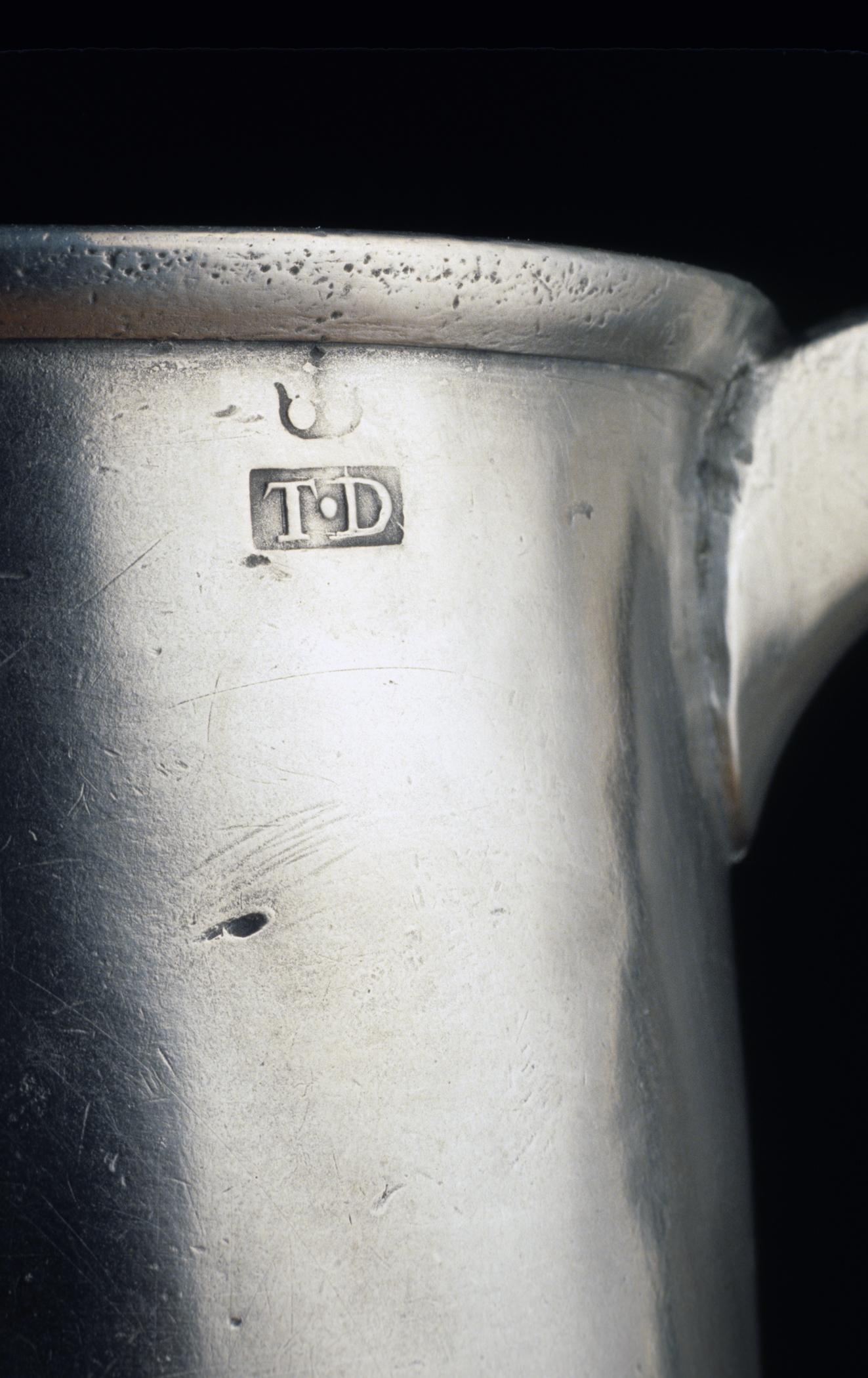 1958.0636 Pewter mug (mark)