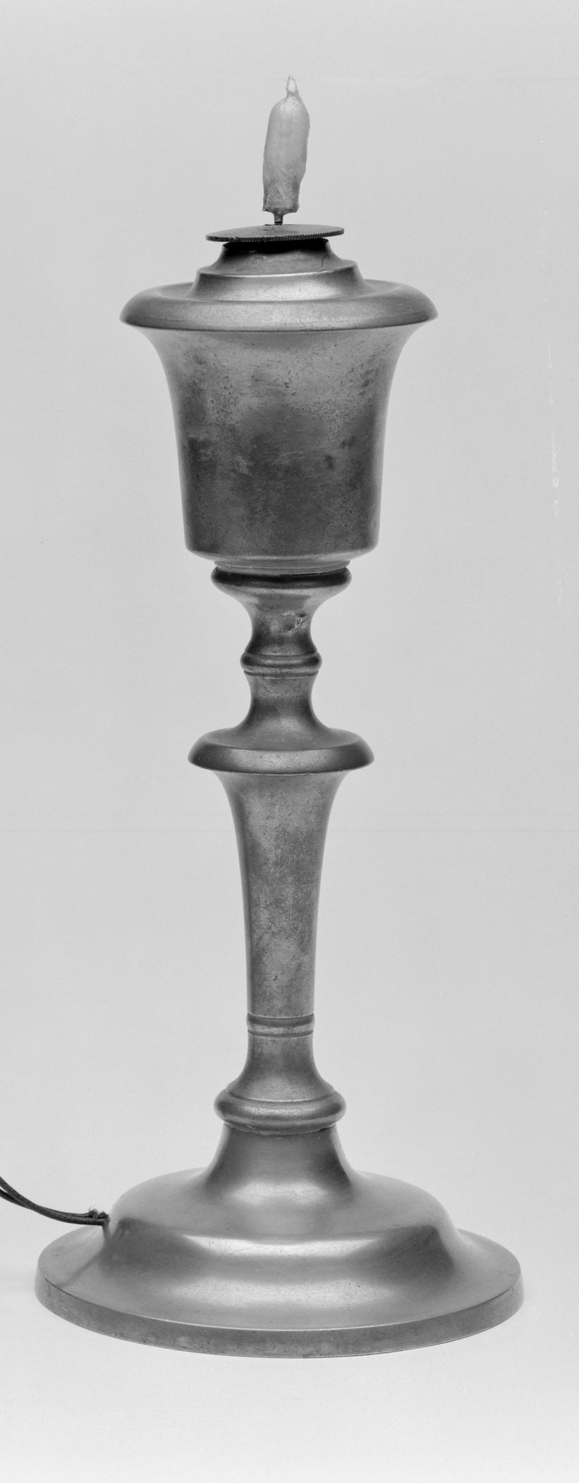 1958.0645 Pewter lamp