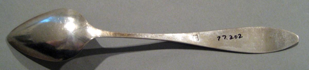 1998.0004.465.003 Silver Spoon underside