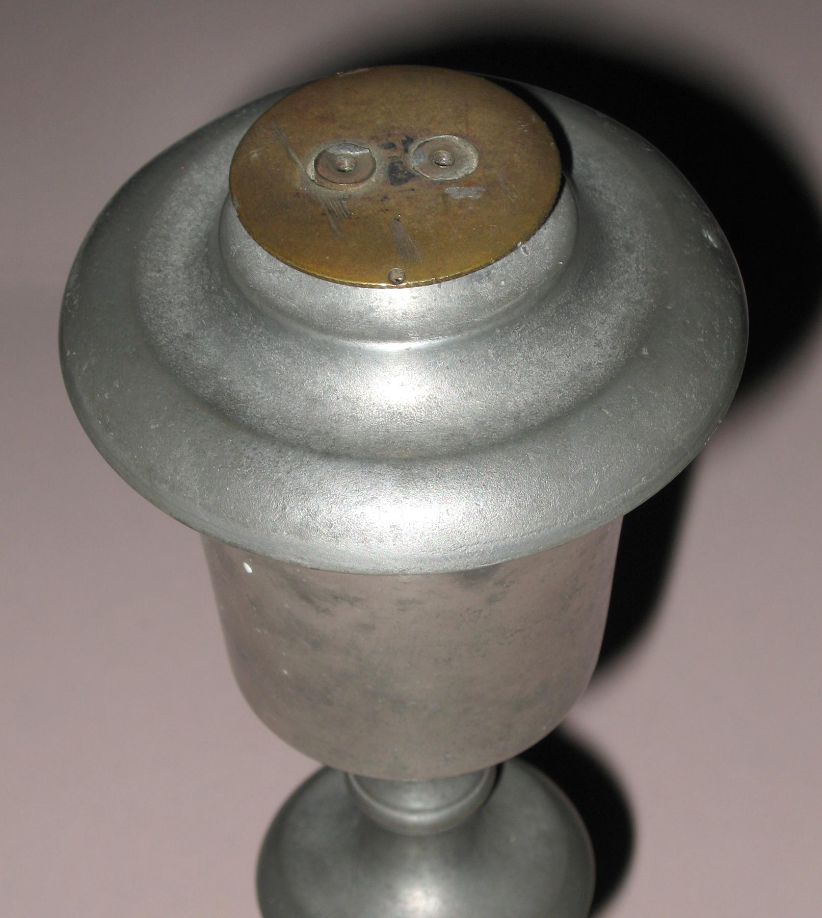 1958.0646 Pewter lamp (top_