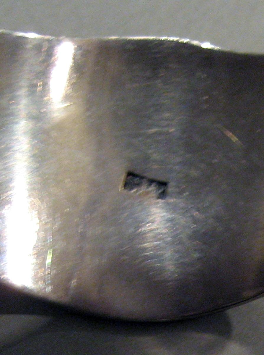 1998.0004.467 Silver Tongs mark