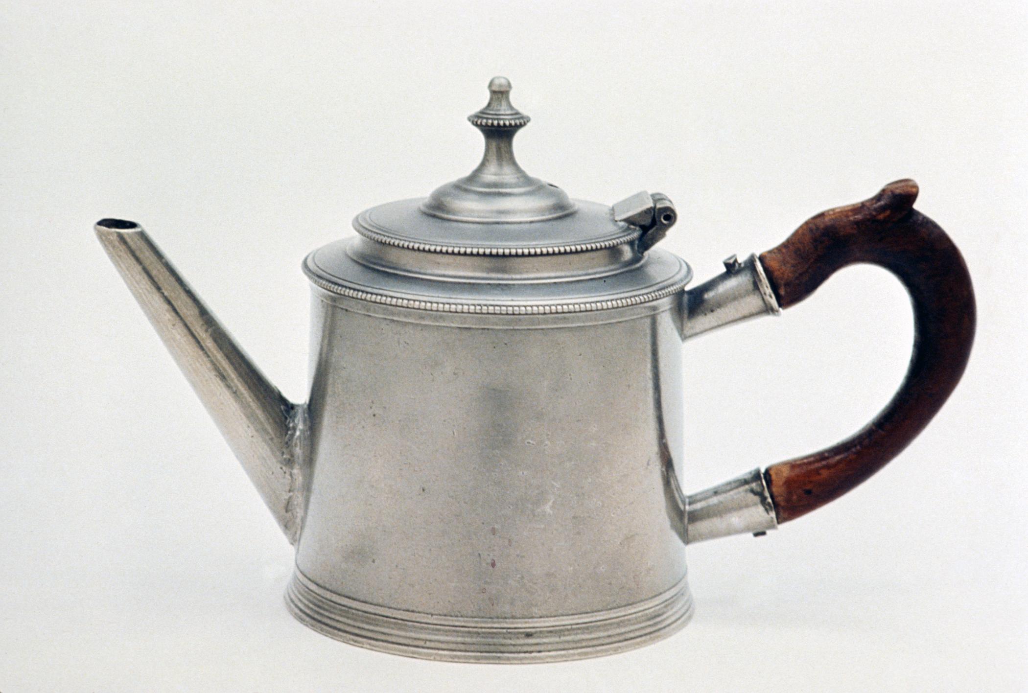 1958.0656 Pewter teapot