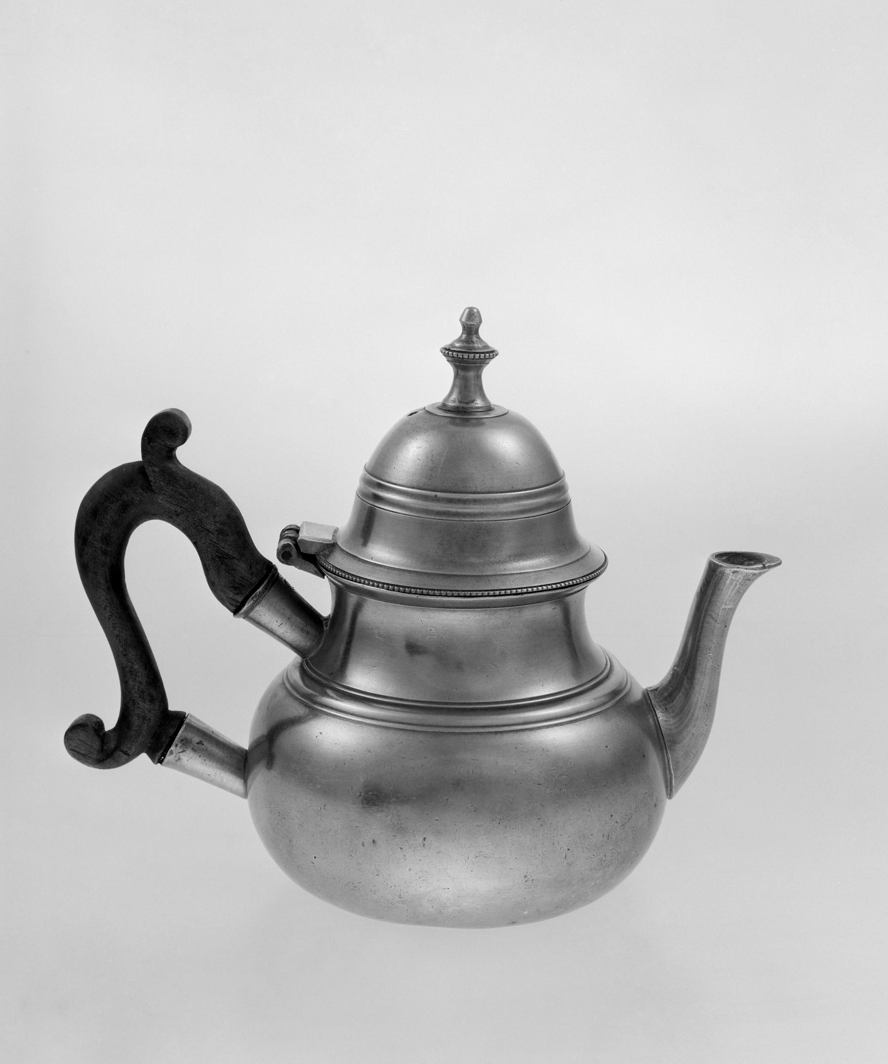 1958.0657 Pewter teapot