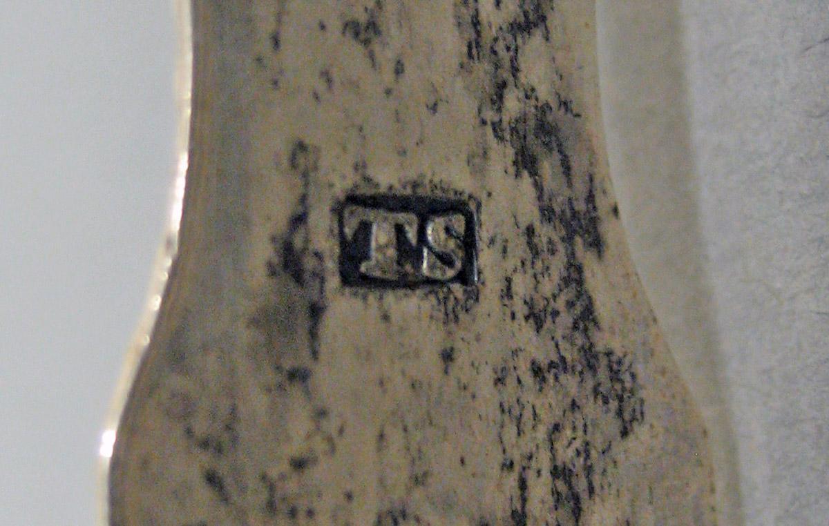 2006.0006.016 Silver Tongs mark 2