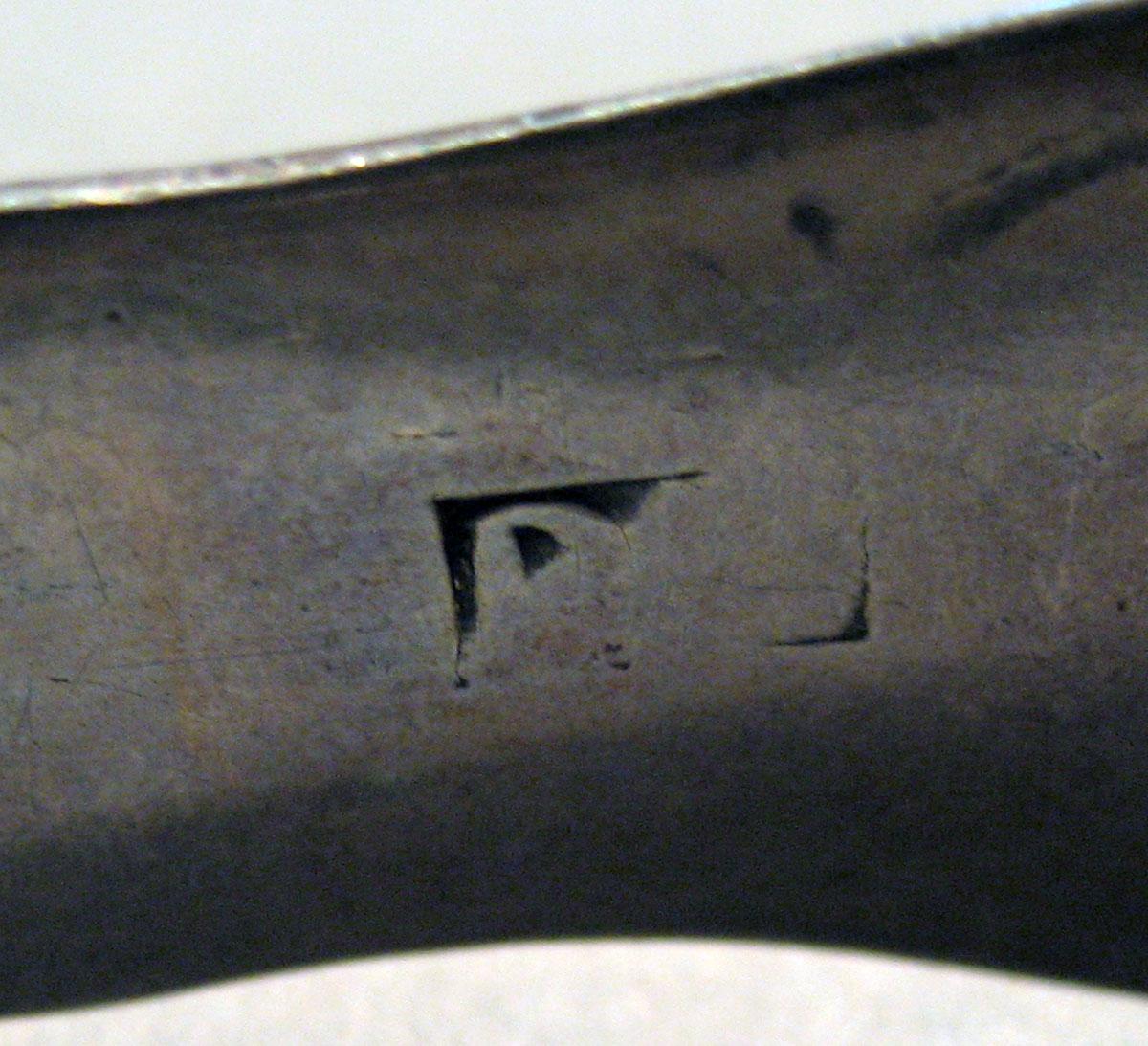 1998.0004.718 Silver Tongs mark 1