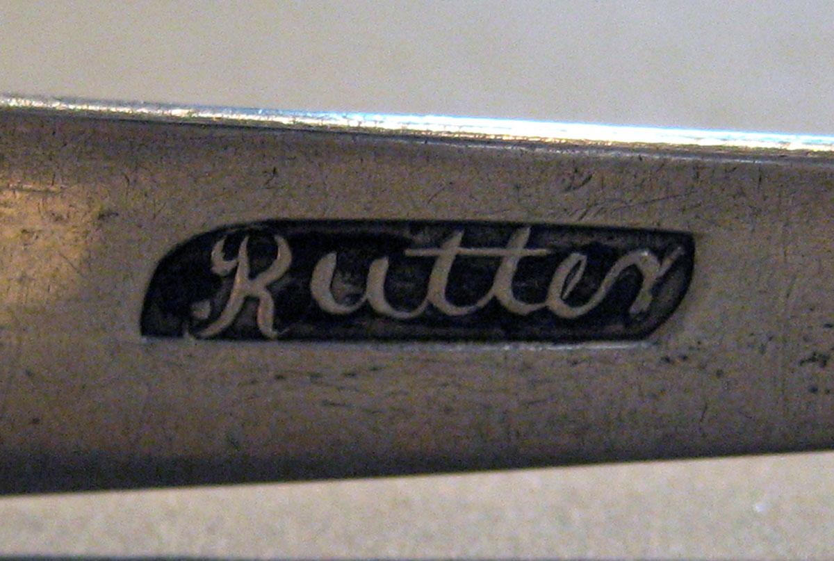 1998.0004.796 Silver Tongs mark 2