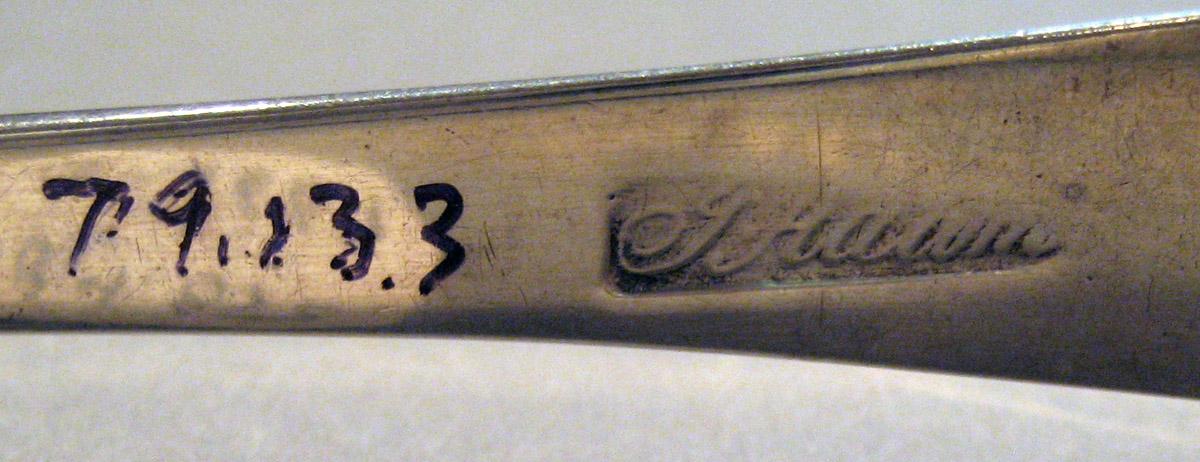 1998.0004.852 Silver Tongs mark 1