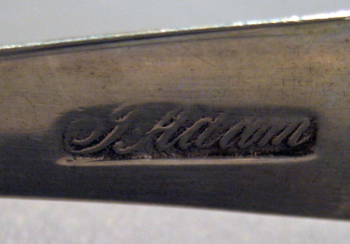 1998.0004.852 Silver Tongs mark 2