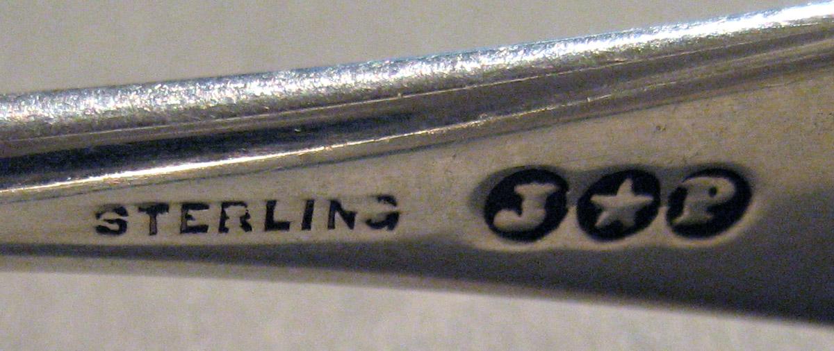 1998.0004.860 Silver Tongs mark 1