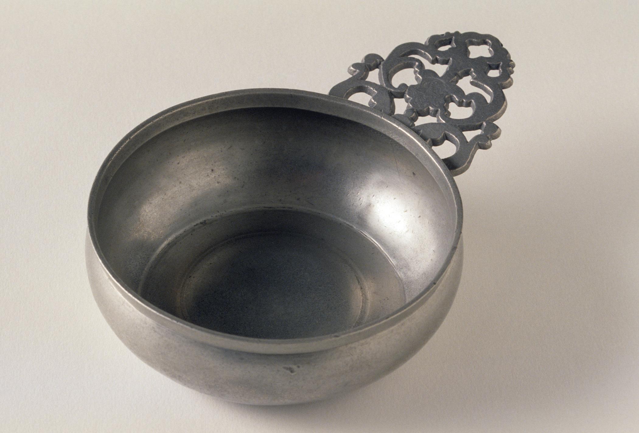1958.0677 Pewter porringer