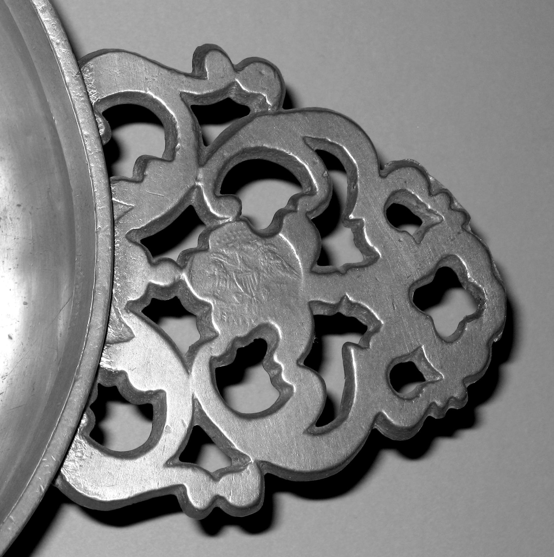 1958.0677 Pewter porringer (mark)