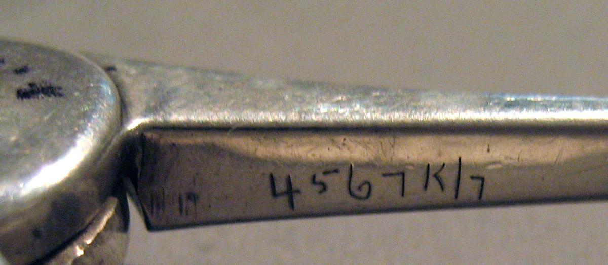 1998.0004.864 Silver Tongs mark 1