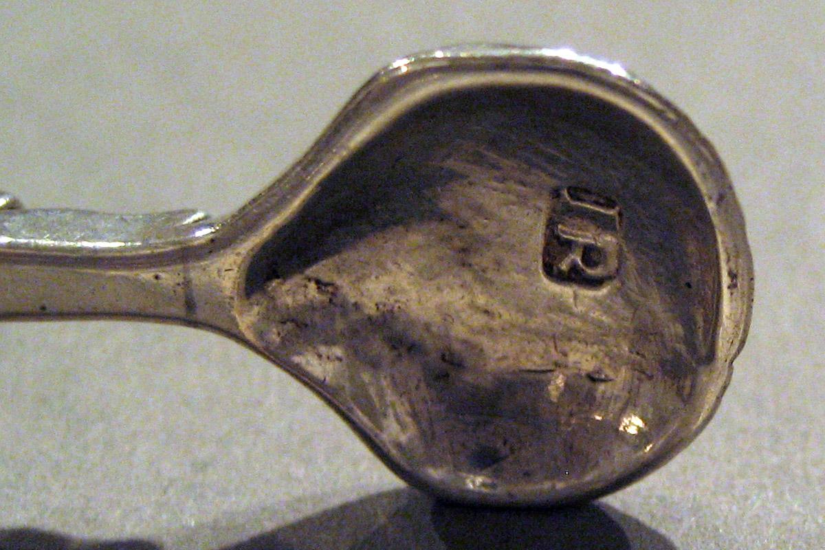1998.0004.864 Silver Tongs mark 2