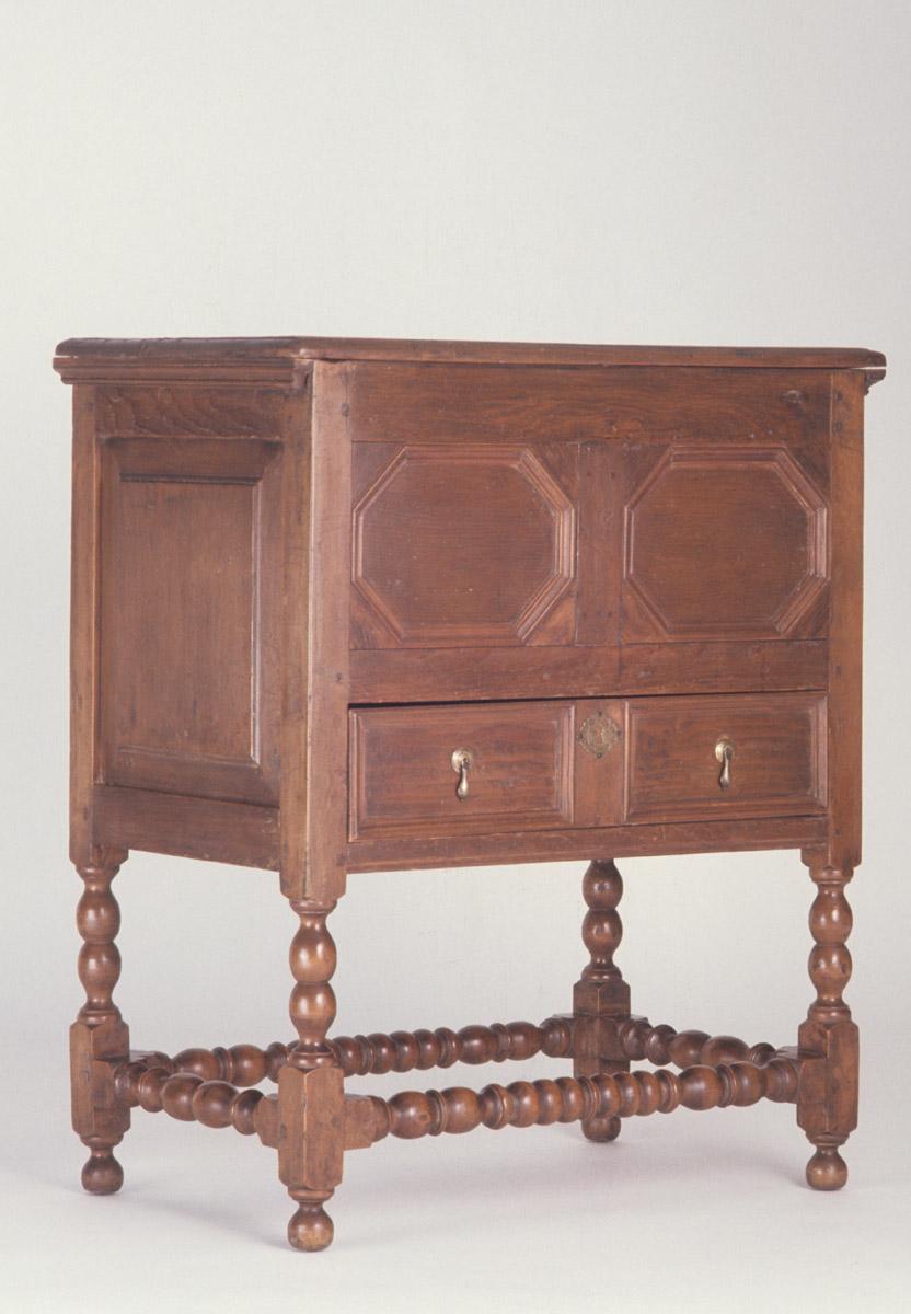 1958.0686 Chest of drawers