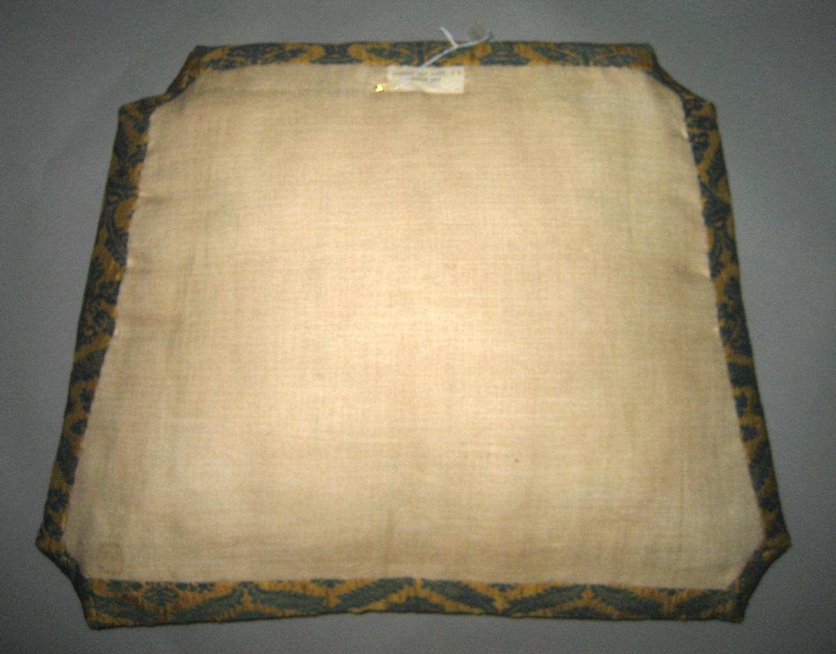 1989.0544  cushion, reverse