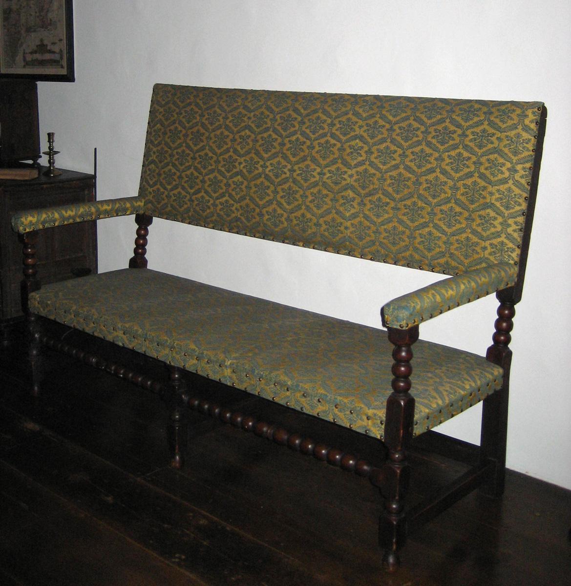1958.0698 couch view 1