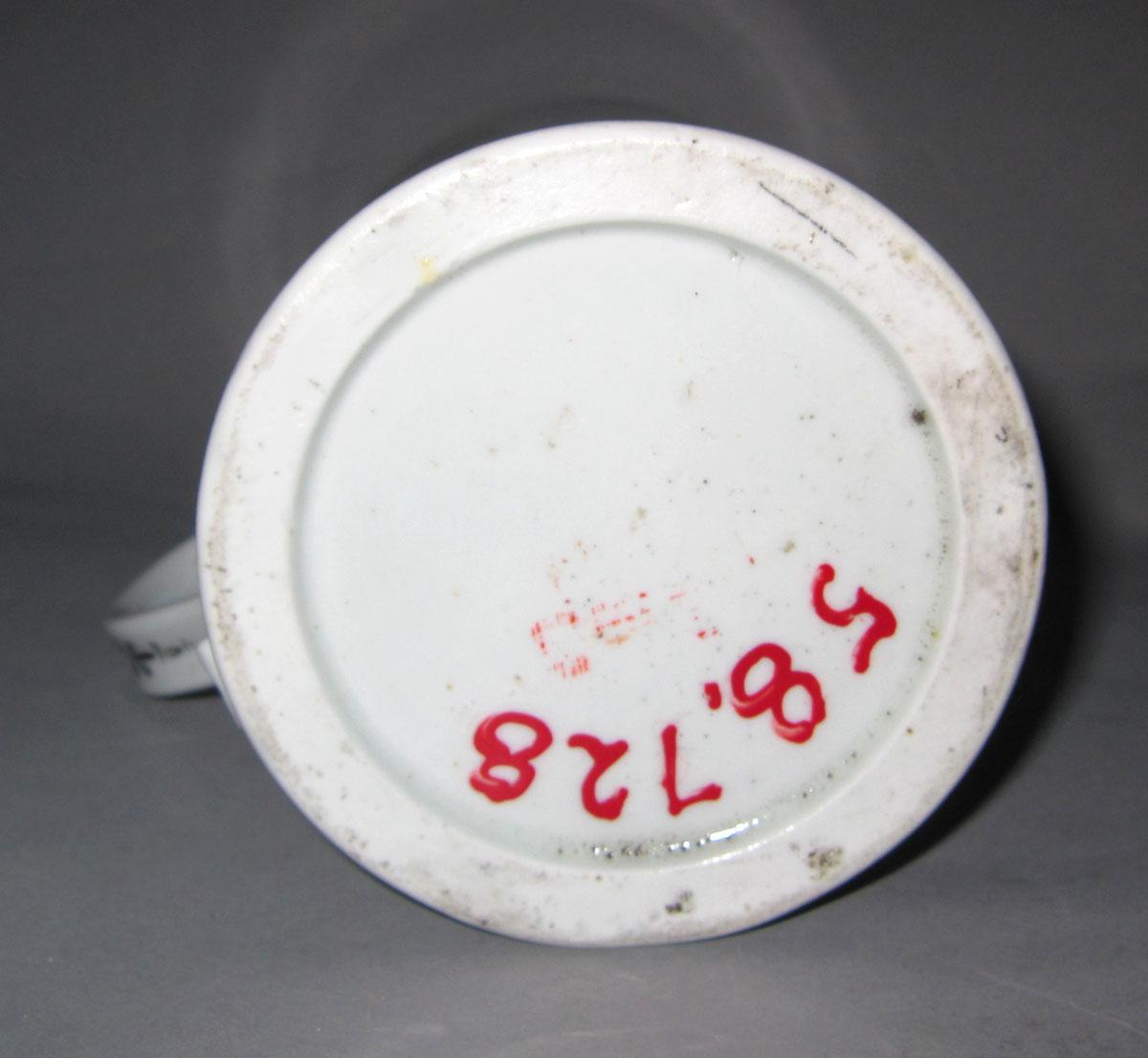 1958.0728 Porcelain mug underside
