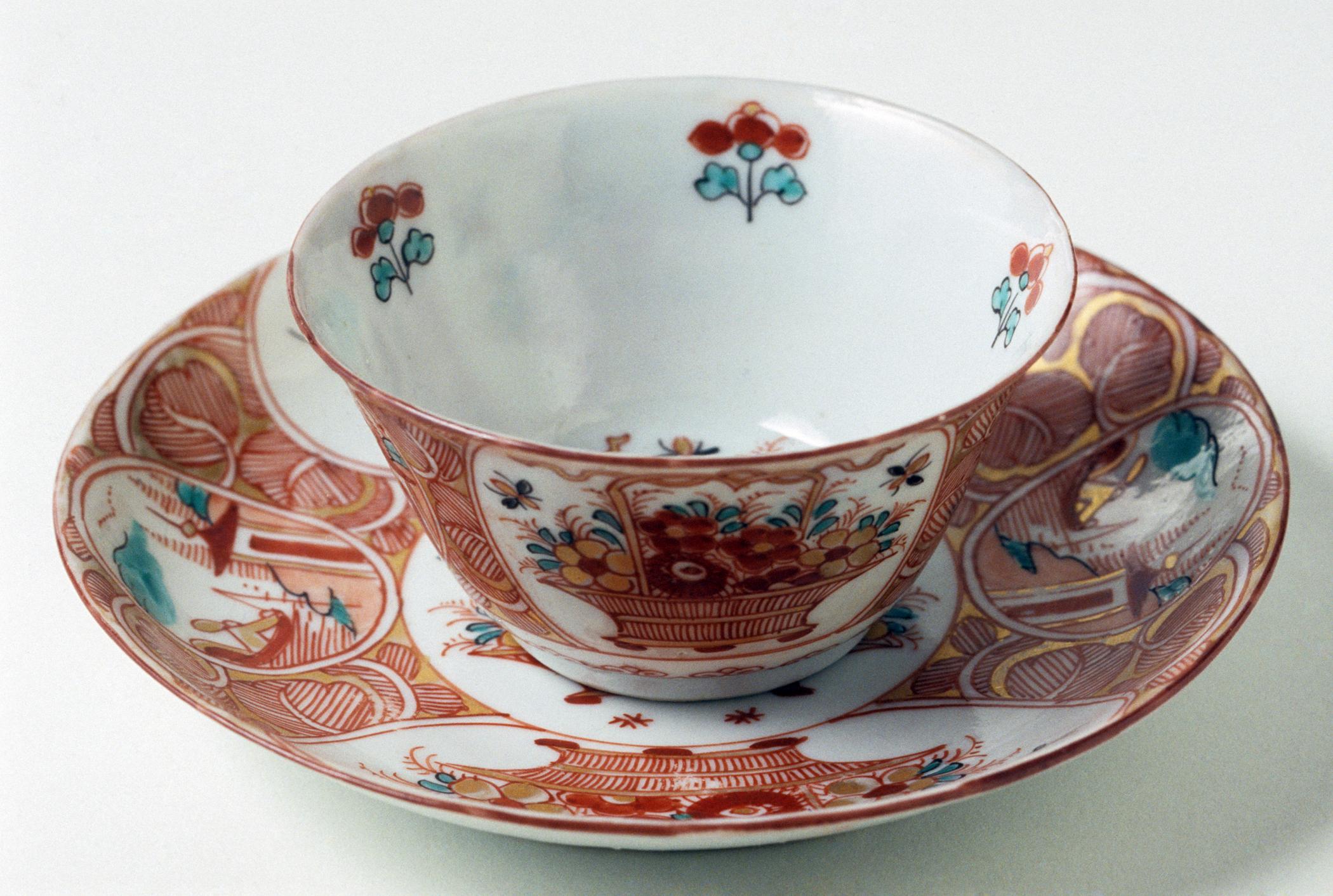 1998.0010 A, B Teabowl and saucer