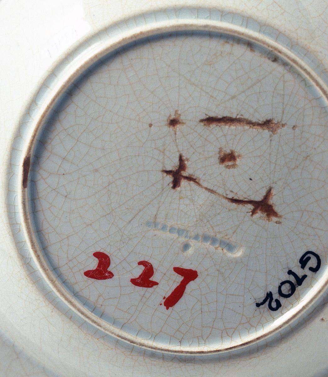 1998.0011.001 Dish (mark)
