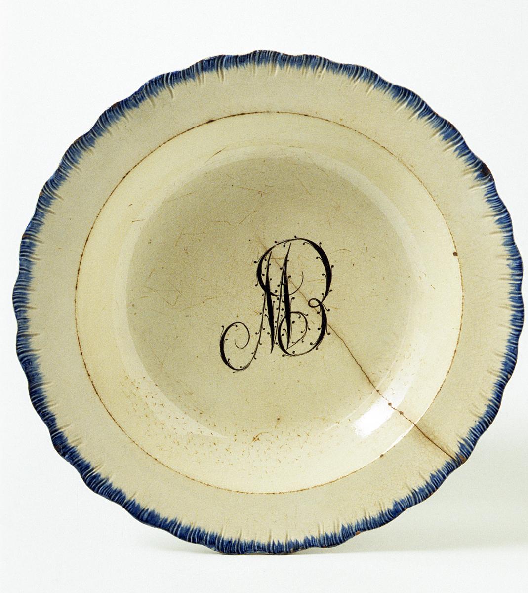 1989.0011.003 Blue shell-edged pearlware plate