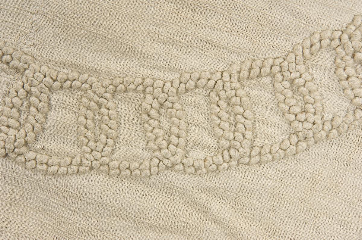 1998.0501 Bedcover, Bedspread, whitework (detail 1)