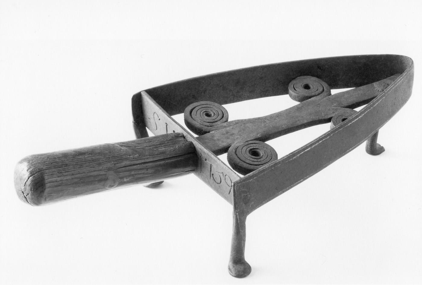 1998.0508 Trivet (overall)