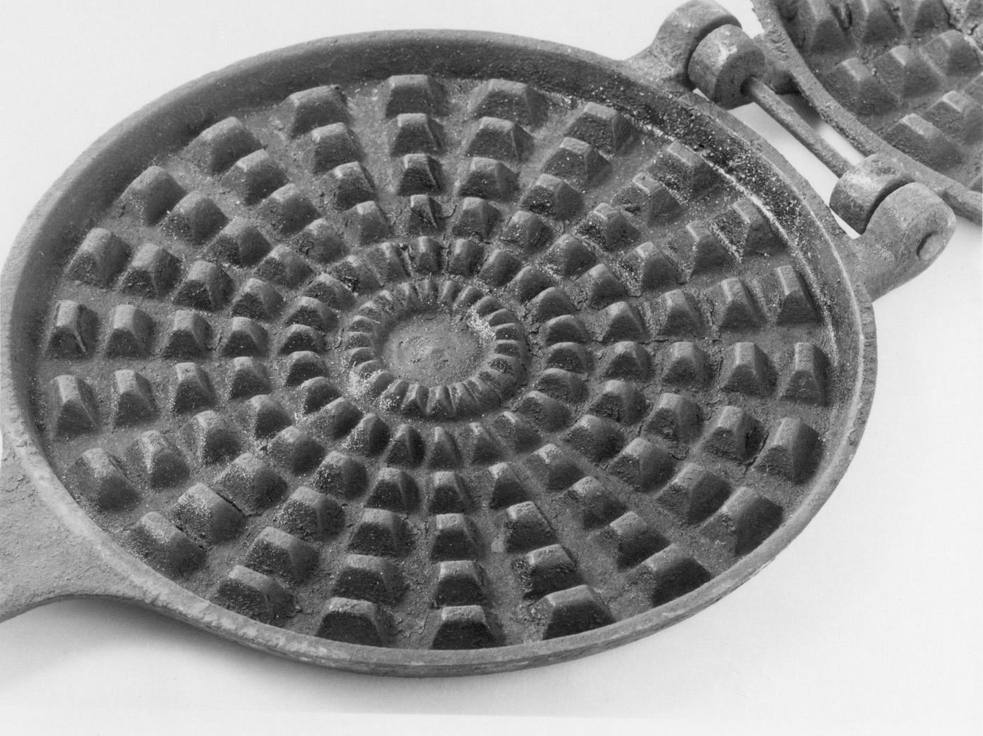 1999.0002.004 Pizzelle Iron detail