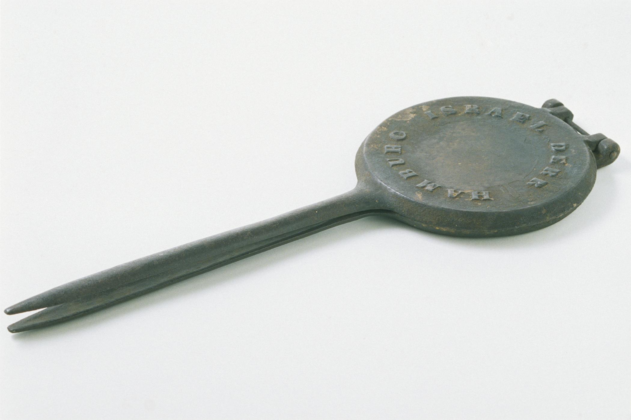 1999.0002.004 Waffle Iron