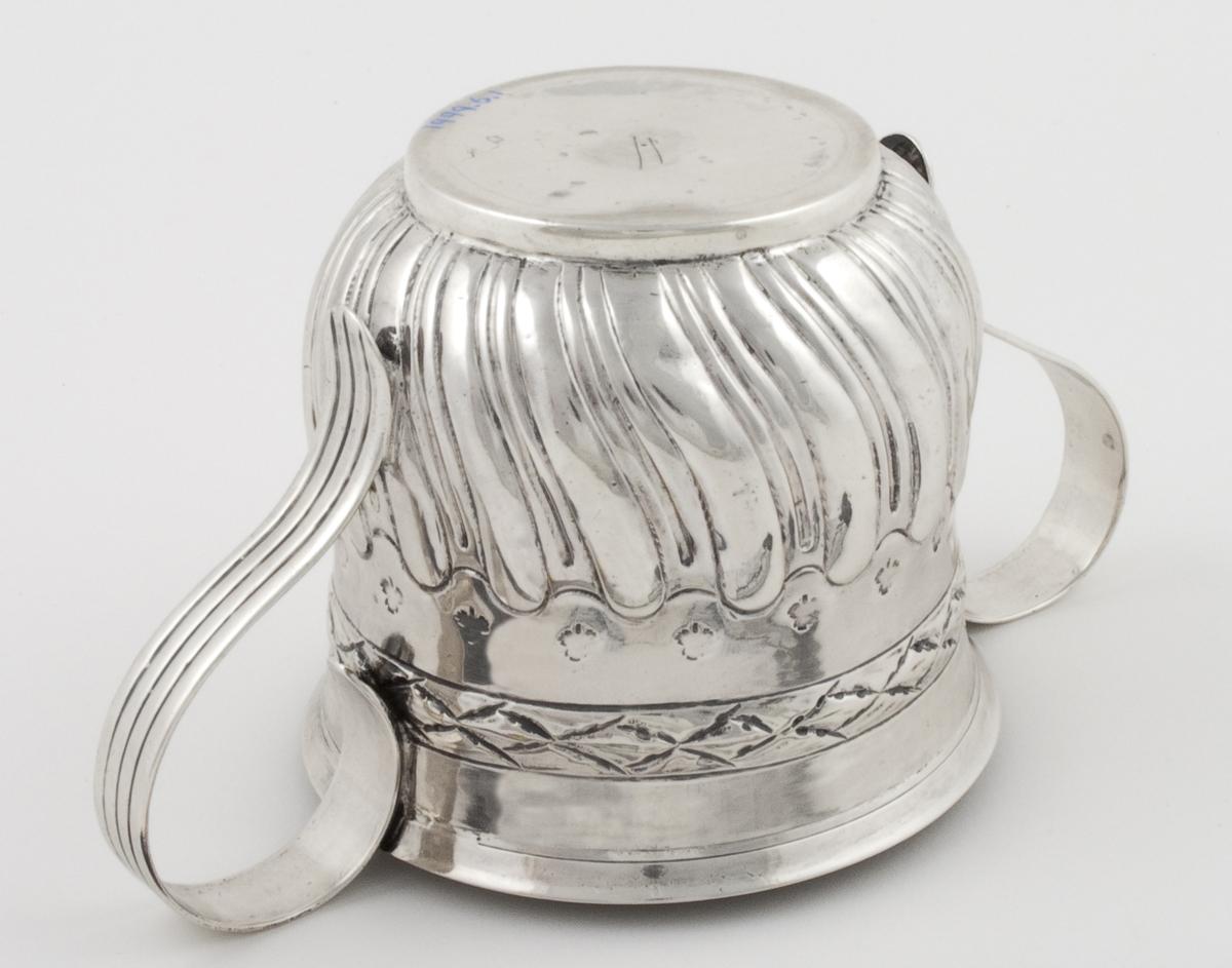 1999.0006.001 Two Handled Cup, VIew 2