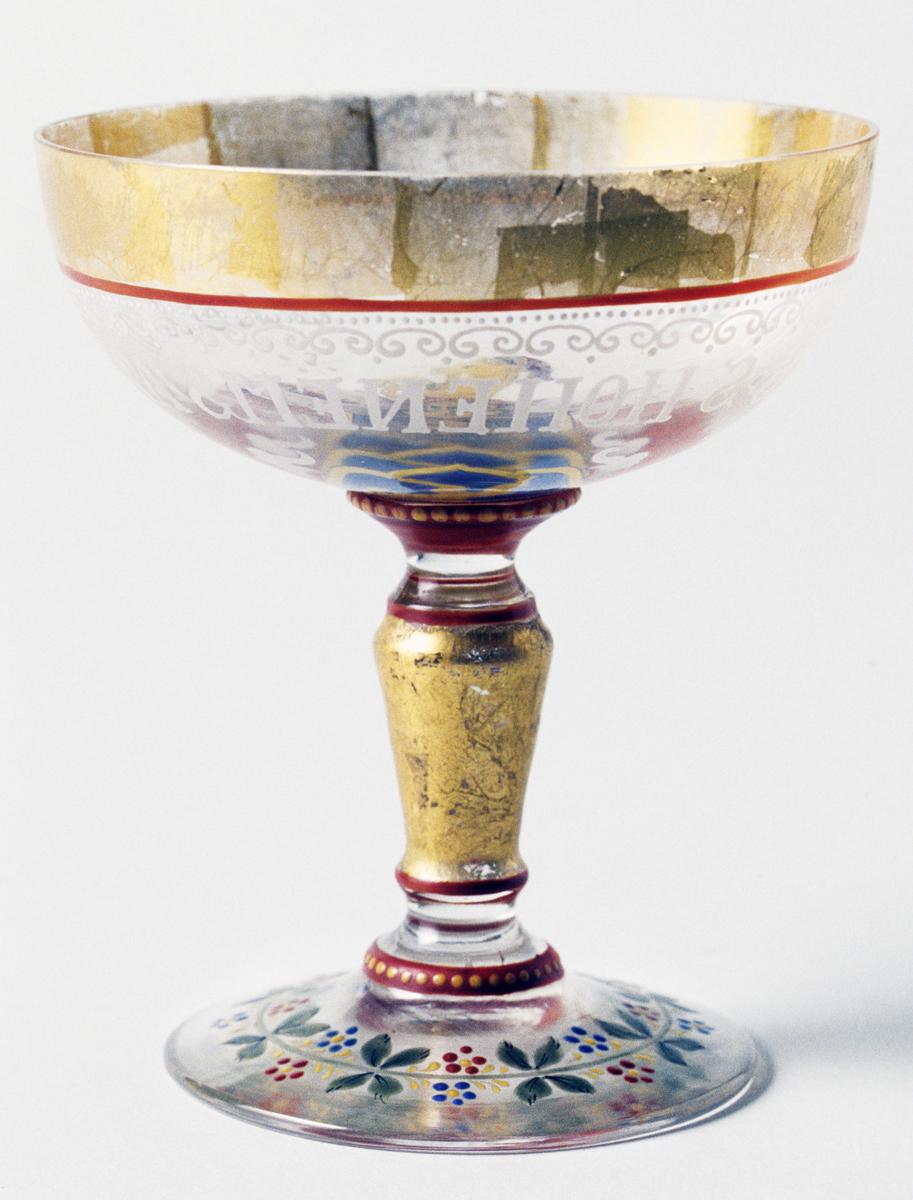 1999.0011.001 Glass