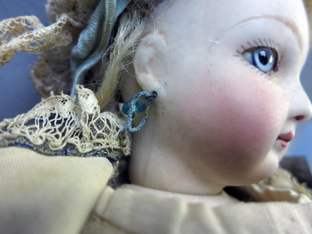 1999.0015.001 Doll, Earring