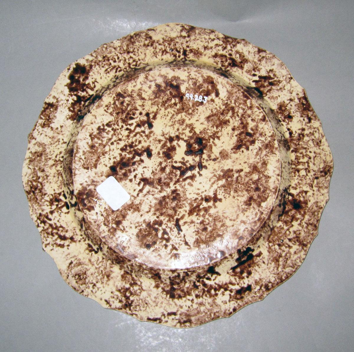 1999.0028.003 Earthenware plate underside